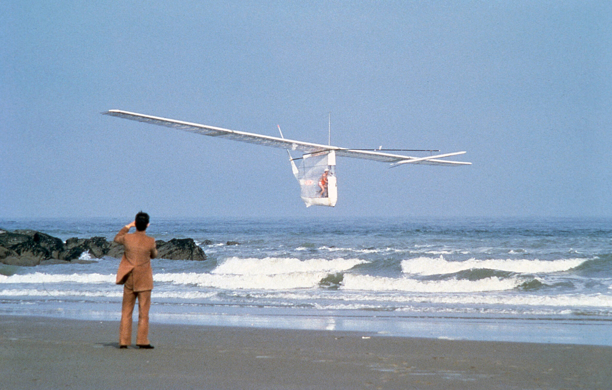 Gossamer Albatross 1st Human Powered Aircraft To Fly Across The   Albatross Flies Off The Beach Before Landingrotated And Cropped 2048x1304 